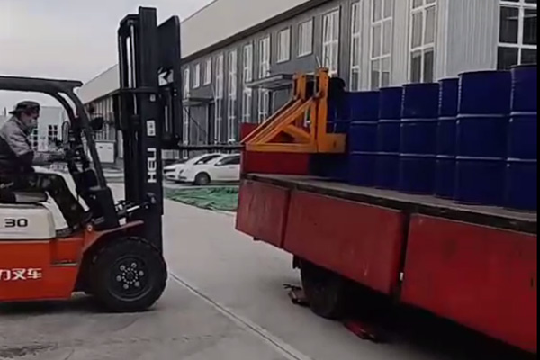 和平广东李经理订购的长效乳化油装车发货,请注意查收